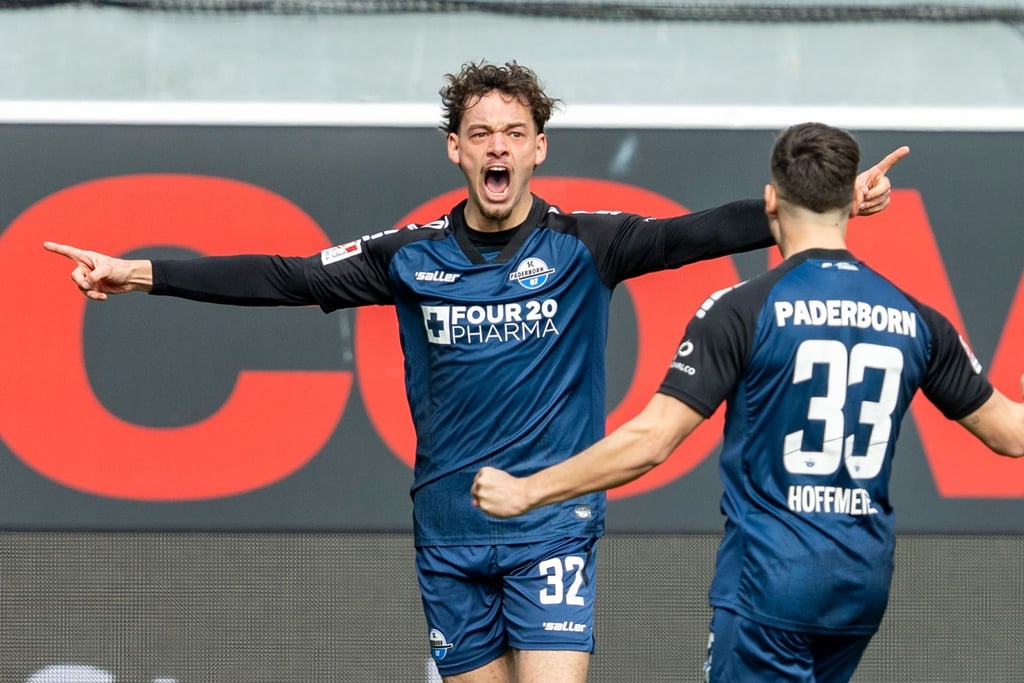 Paderborns Aaron Zehnter (l) bejubelt sein 1:0.