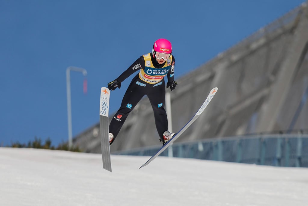 Kombiniererin Nathalie Armbruster beim Skispringen in Oslo.