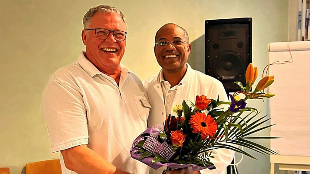 Verabschiedung in der Chefarztrunde: Dr. Andreas Pflug (links) und der Ärztliche Direktor und Chefarzt der HNO-Klinik Dr. Bekele Mekonnen