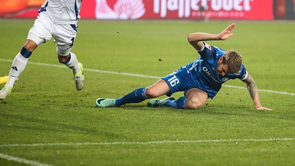 Marcus Mathisen ärgert sich über sein Eigentor gegen den Hamburger SV. Der Däne erwischte einen schwachen Tag im Trikot des 1. FC Magdeburg.