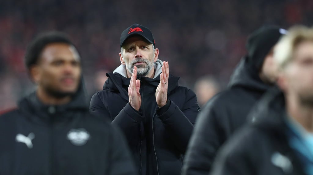 Gegenseitiger Applaus: Marco Rose vor der RB-Kurve.