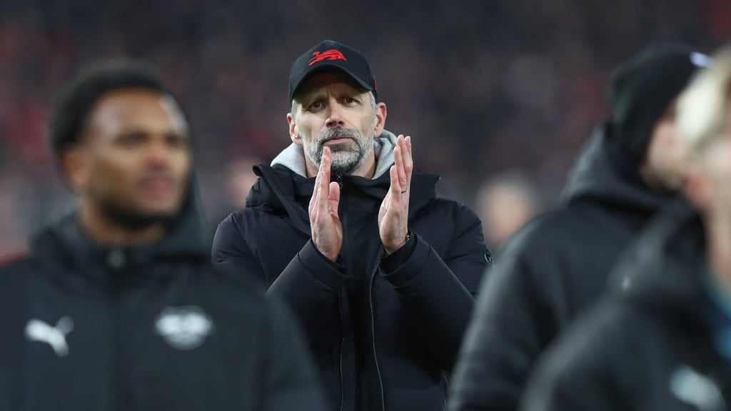 Gegenseitiger Applaus: Marco Rose vor der RB-Kurve.