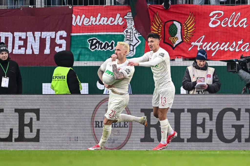 Augsburg Philip Tietz jubelt nach seinem Tor.