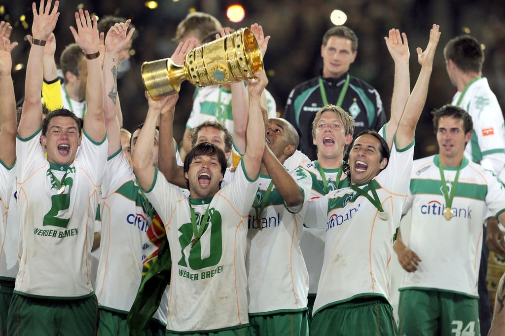 Diegos (M. mit Pokal) größter Erfolg mit Werder: DFB-Pokal-Sieg 2009.
