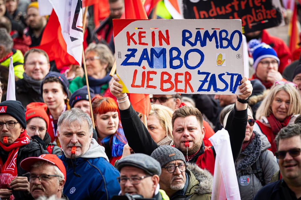 Demonstranten nehmen am bundesweiten Aktionstag der IG Metall teil.