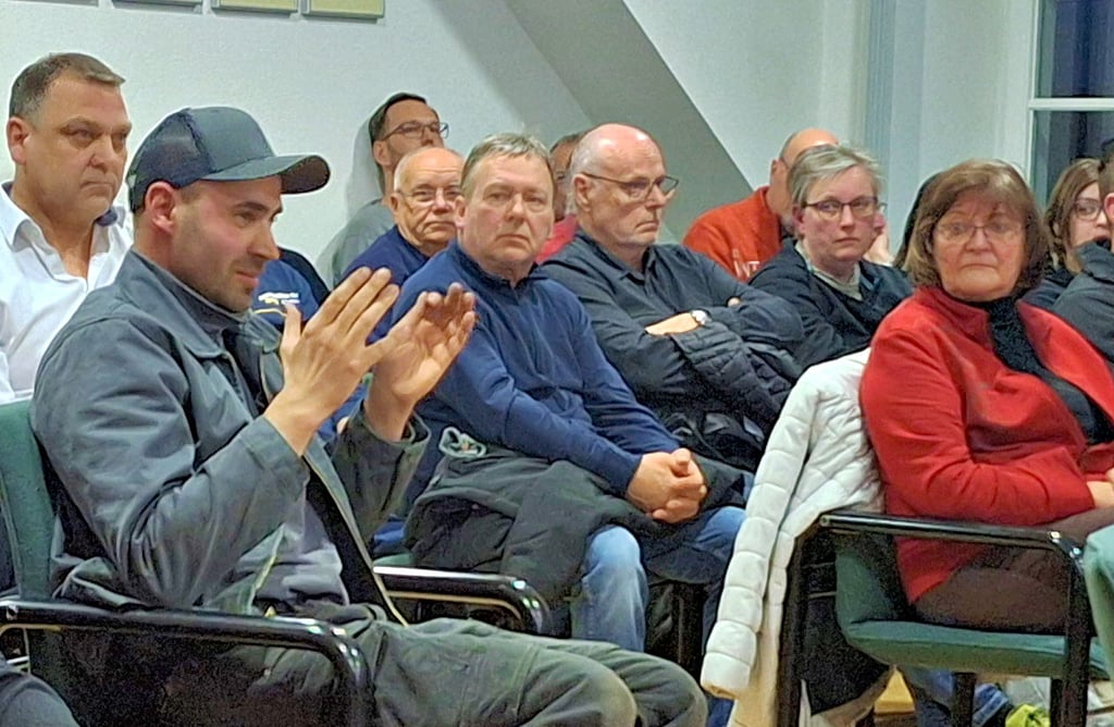 Christoph Schulz (2. von links) und auch Michael Cibis (weißes Hemd) hatten ihre unterschiedlichen Meinungen zu den beiden geplanten Solarparks in Klötze. Schulz ist dagegen und Cibis dafür.