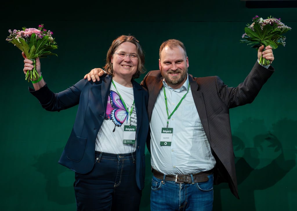 Die neuen Landesvorsitzenden der Brandenburger Grünen sind Andrea Lübcke (l) und Clemens Rostock (r).