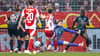 Benedict Hollerbach überwindet Bayern-Keeper Jonas Urbig.