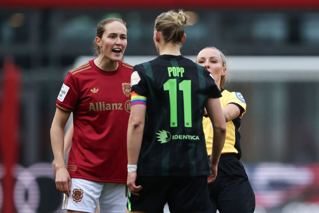Münchens Sydney Lohmann (l) wechselt ein paar Worte mit VfL-Stürmerin Alexandra Popp.