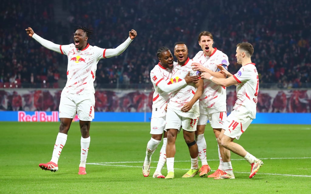 Die RB-Spieler Bitshiabu, Baku, Oban und Baumgartner (v.l.) bejubeln das 2:0 von Openda (Mitte)