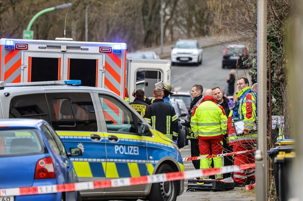 Nach einem tödlichen Schuss bei einem Polizeieinsatz sichern Einsatzkräfte die Stelle ab.