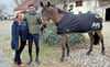 Nadine Grothe und Dominik Jahn stehen mit Pferd Carli auf dem Greppiner Reiterhof.