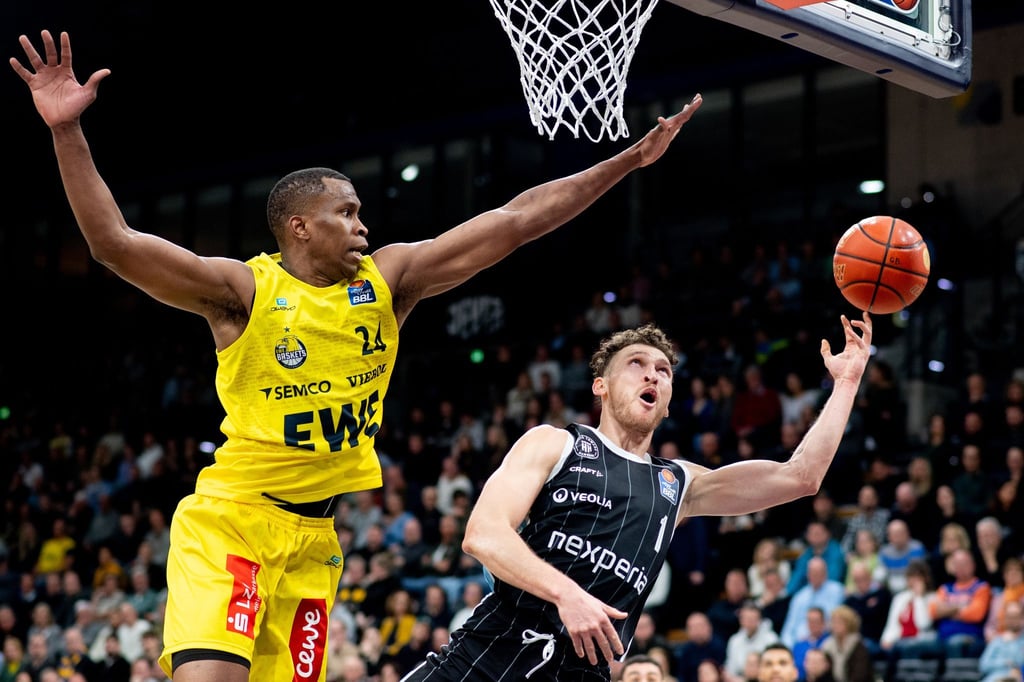 Hamburgs Brae Ivey (r.) im Duell gegen Oldenburgs Mouhamed Barro.