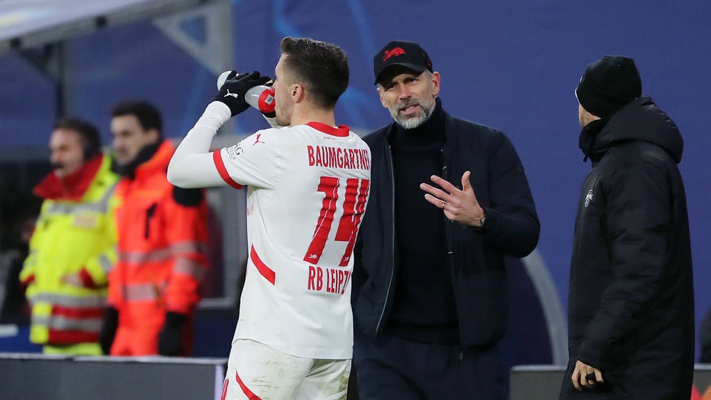 RB-Trainer Marco Rose redet mit Christoph Baumgartner.