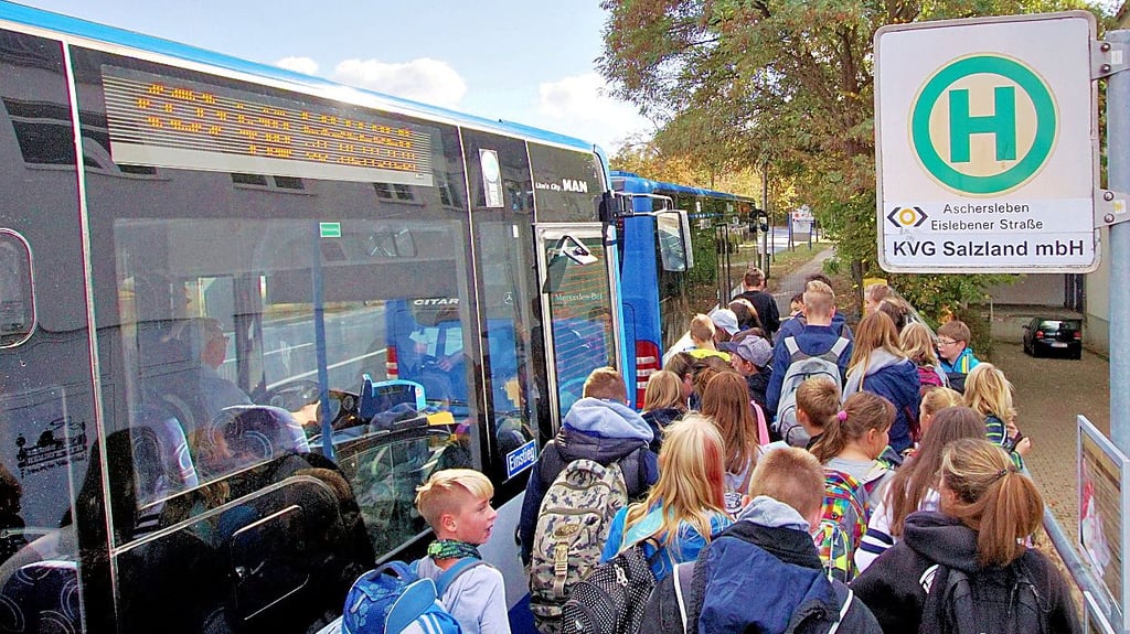 In vielen Schulbussen im Salzlandkreis müssen die Schüler stehen.