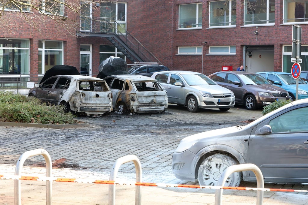 Wer hat diese Zivilfahrzeuge der Polizei Bremen in Brand gesteckt? (Archivbild)