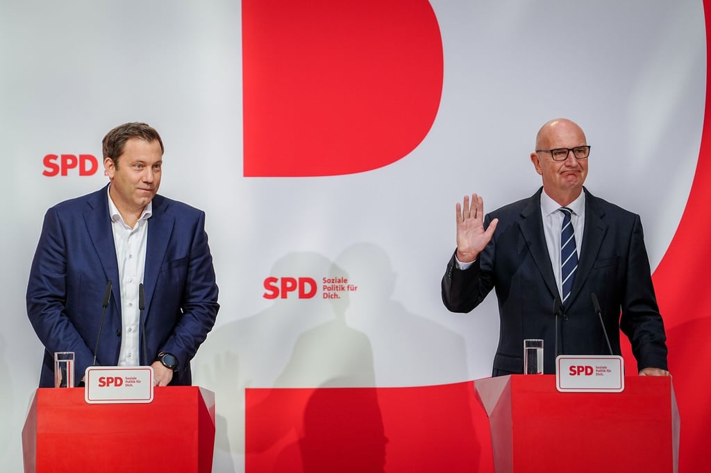 Brandenburgs Ministerpräsident Dietmar Woidke (SPD, r) hält einen personellen Neuanfang in der SPD im Bund für notwendig. (Archivbild)