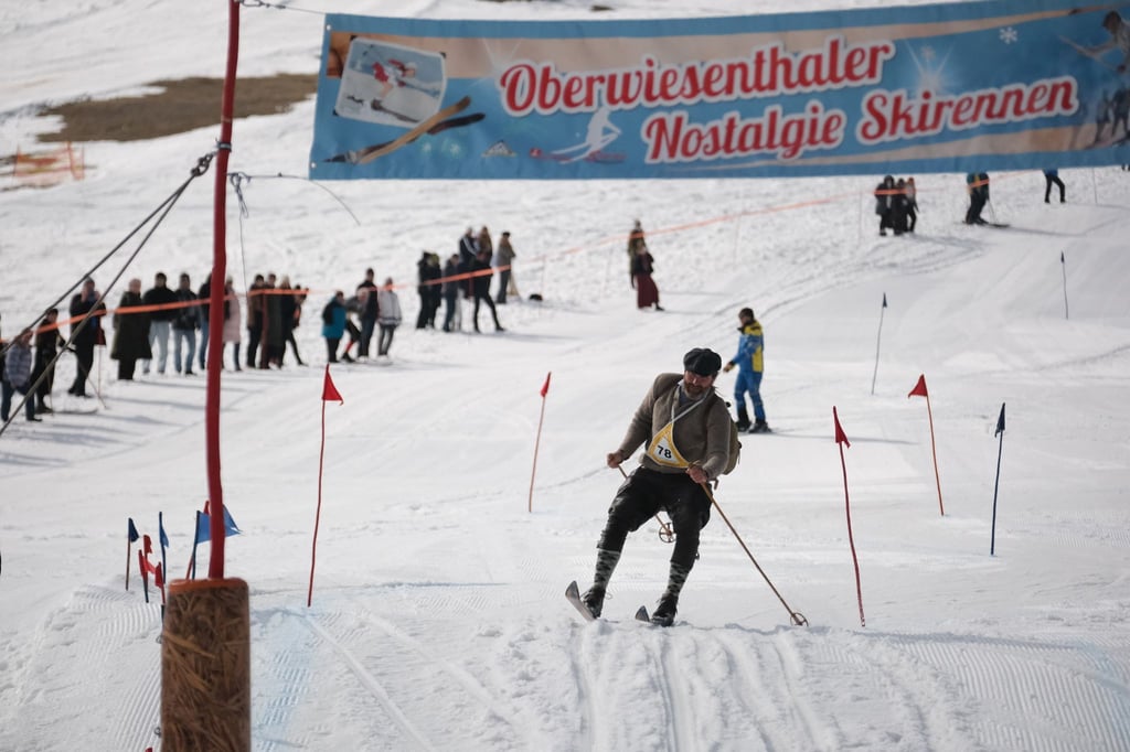 68 Männer und Frauen fahren beim Nostalgie-Skirennen
