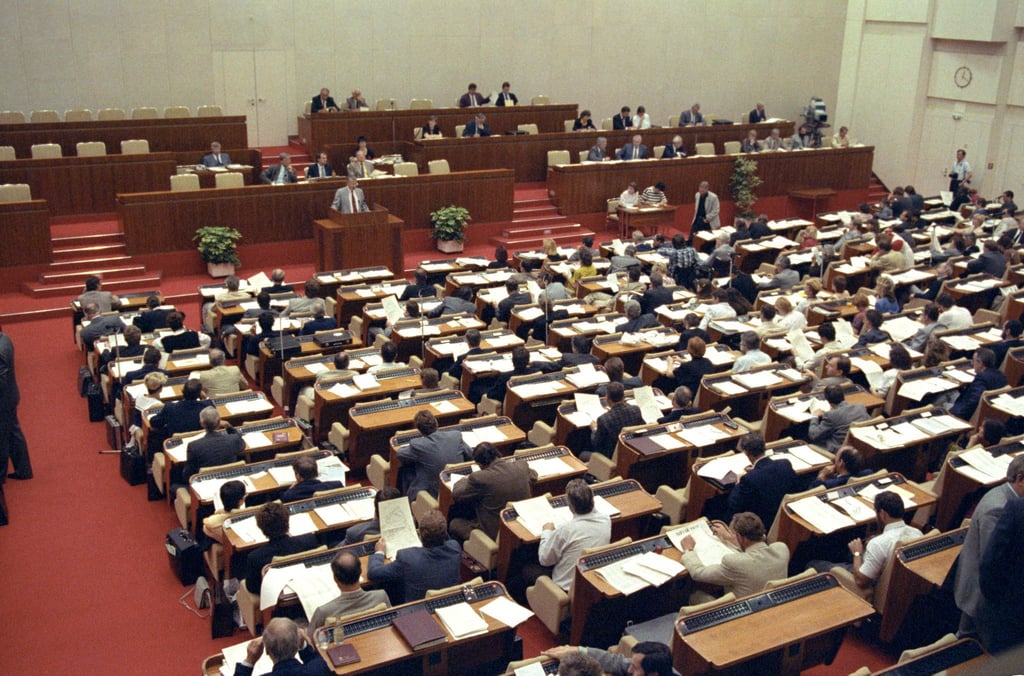 Die Beteiligung war enorm: 93,4 Prozent der Wahlberechtigten in der DDR machten am 18. März 1990 bei der Wahl zur zehnten Volkskammer, hier aufgenommen im Juli 1990, von ihrem Wahlrecht Gebrauch. (Archivbild)