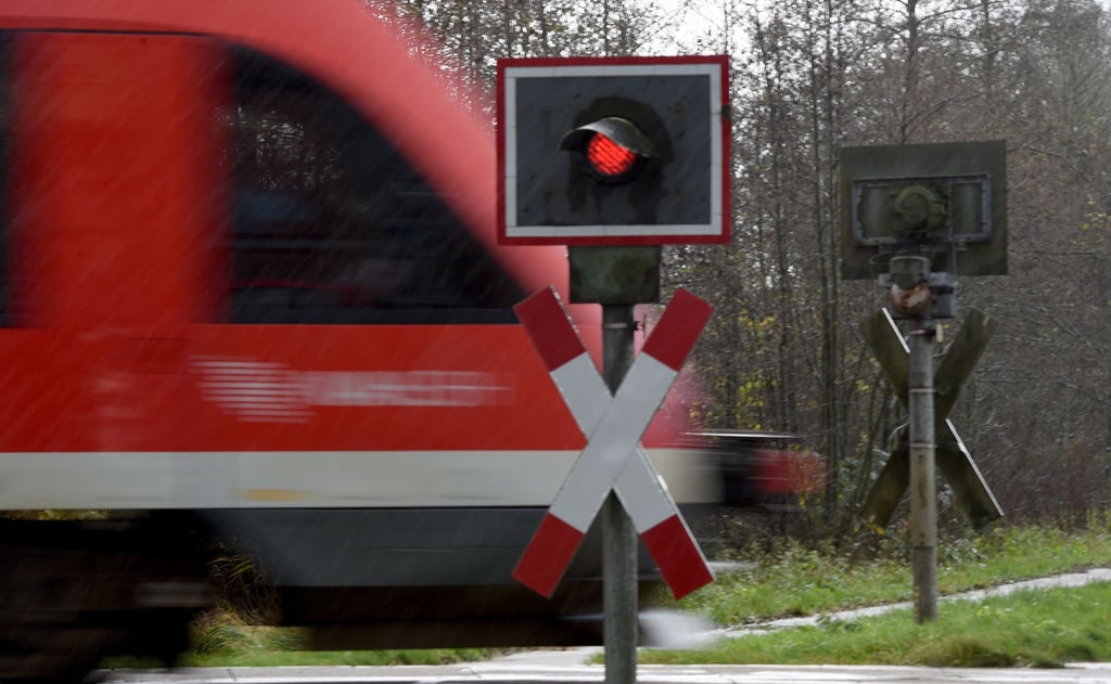 Die Zahl der Bahnübergänge im Norden wird weniger (Archivbild)