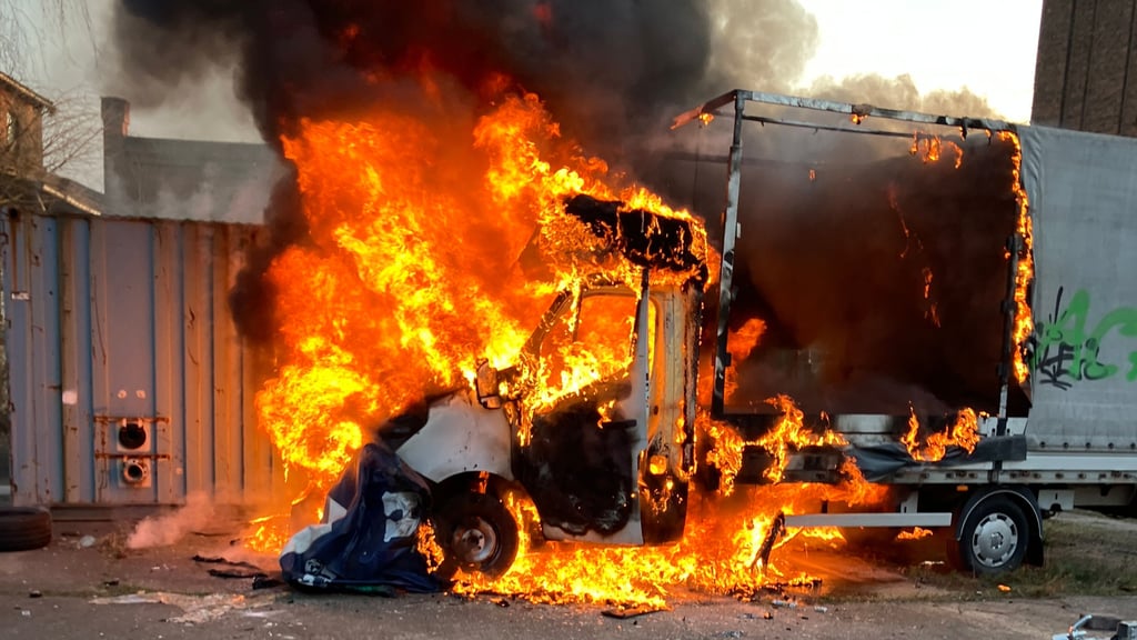 Ein Kleintransport stand am Samstag in Magdeburg an der alten Diamantbrauerei in Flammen.