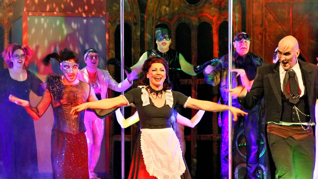 Das Theater der Altmark aus Stendal hat seine Inszenierung der „Rocky Horror Show“ in Bernburg gezeigt.