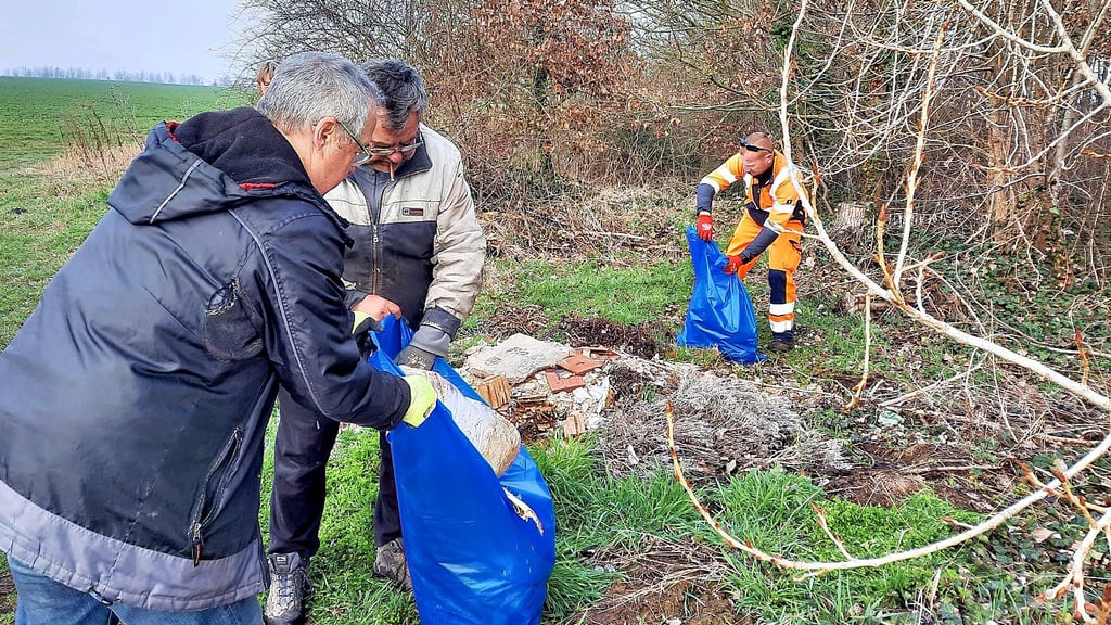 Allerhand Bauschutt sowie einen Tierkadaver in einem Müllsack entdeckten Mitglieder des Reichardtswerbener Anglervereins sowie Mitarbeiter der Stadt Weißenfels an einem Feldweg am Rande des Dorfes.