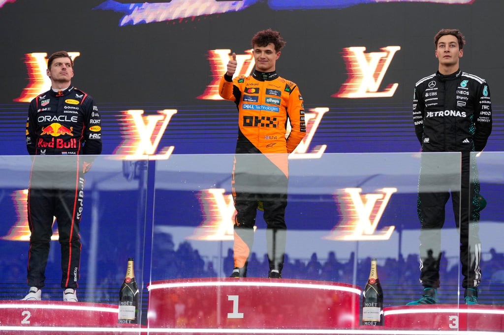 Pole Position und Sieg - besser hätte es für Lando Norris (M.) beim Saisonauftakt nicht läufen können.
