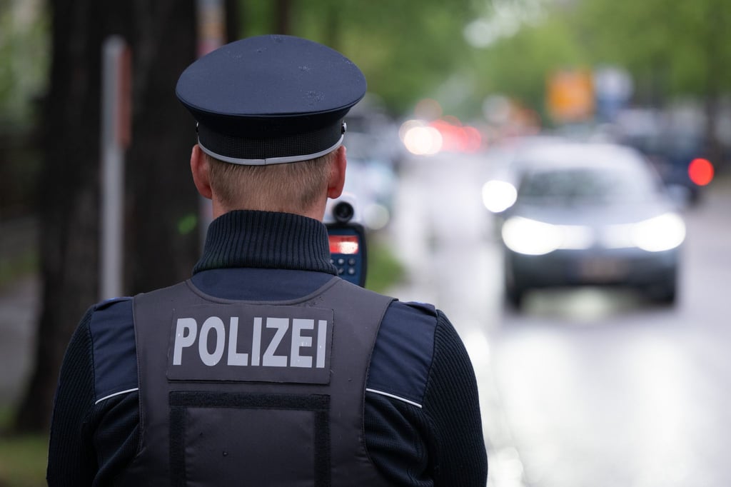 Die Polizei erwischt einen Raser, der mehr als doppelt so schnell fährt wie erlaubt. (Symbolbild).