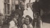 Eberhard von Bodenhausen mit seiner Familie auf Schloss Neubeuern am Inn um 1910   