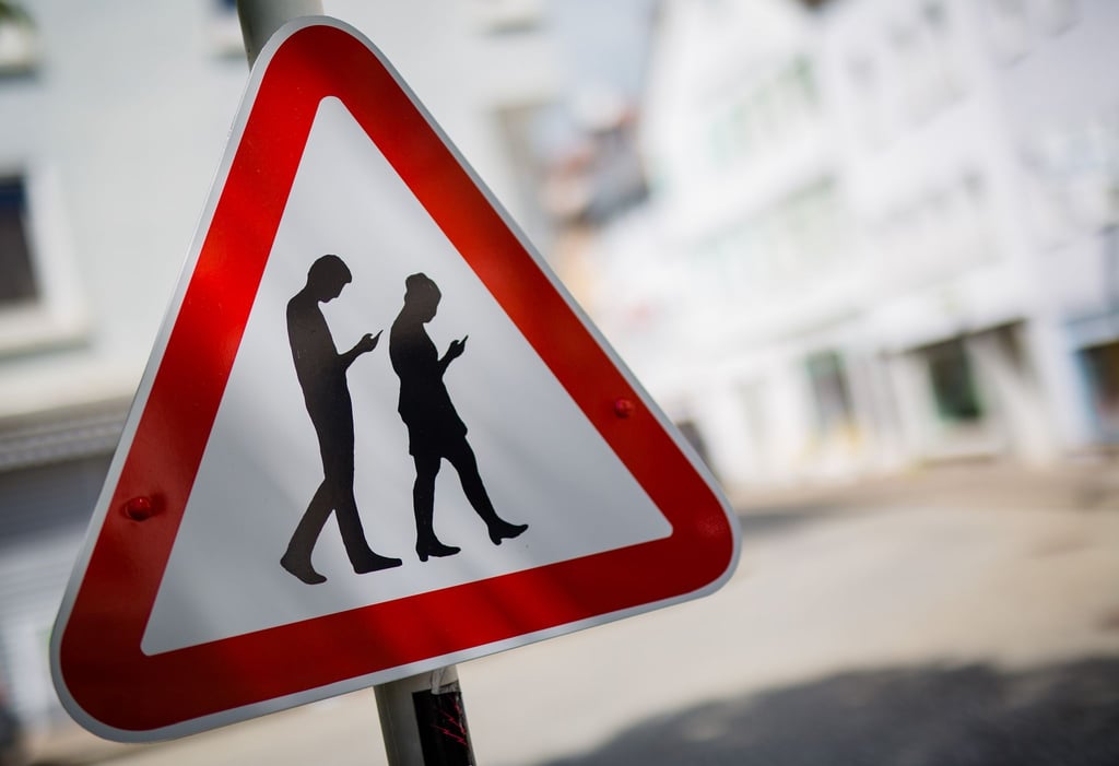 „Wir alle nutzen soziale Medien, wir sind am Handy und im Internet unterwegs. Uns geht es darum, dass sich daraus kein krankhaftes Verhalten entwickelt, also ein exzessives Ausmaß bestimmter Verhaltensweisen“, sagt Schmid. (Symbolbild)