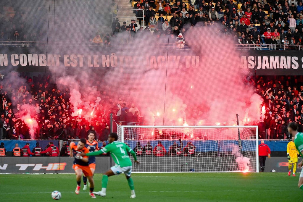 Montpelliers Fans zünden Pyrotechnik.