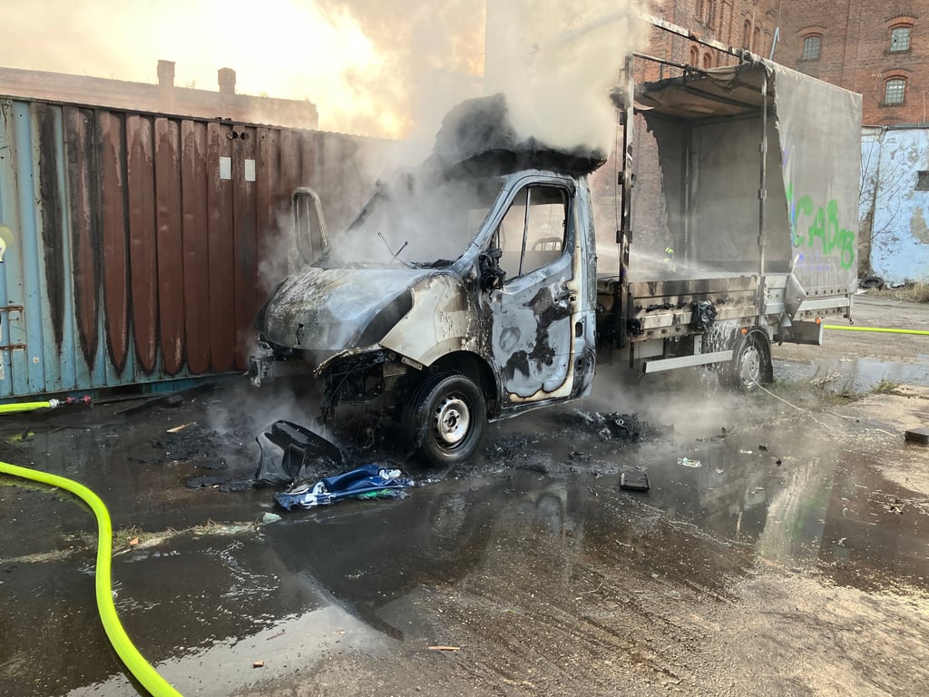 Feuer an der alten Diamantbrauerei in Magdeburg: Der Transporter brannte komplett aus.