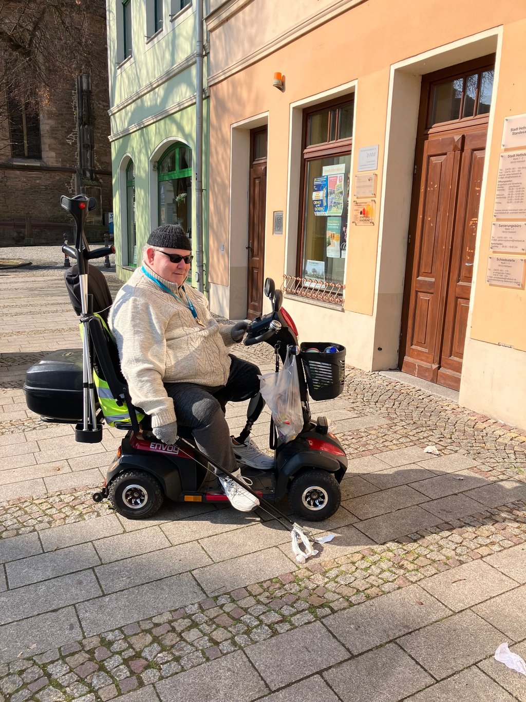René Maresch lässt sich trotz seiner Einschränkung nicht davon abhalten, die Straßen in Hettstedt vom Müll zu befreien.