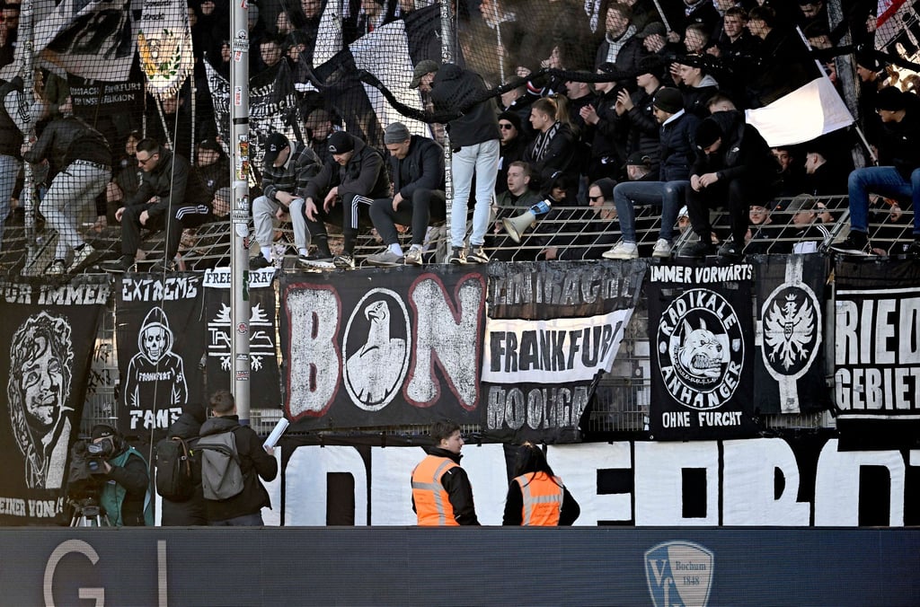 Ein Fanbanner blockiert einen Fluchtweg im Bochumer Ruhrstadion