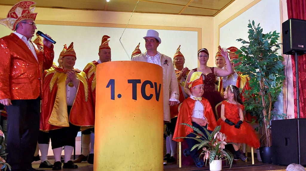 So präsentierten sich die „Minister“ des 1. TCV und sein erwachsenes sowie Kinder-Prinzenpaar auf der Bühne.