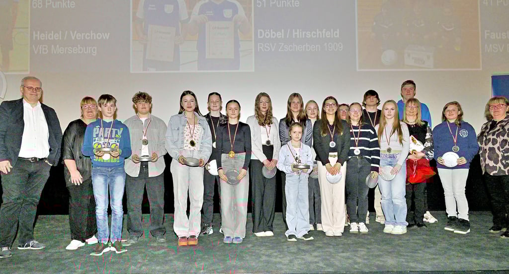Das sind die jeweils Erst- bis Drittplatzierten der Kategorien Nachwuchssportlerin, Nachwuchssportler und Nachwuchsmannschaft der MZ-Sportlerumfrage 2024. Ihnen gratulierten KSB-Präsidentin Angela Heimbach (r.), Diana Dünschel von der MZ-Lokalredaktion Merseburg (2.v.l.) sowie Peter Knobloch vom Vorstand der Saalesparkasse (l.).