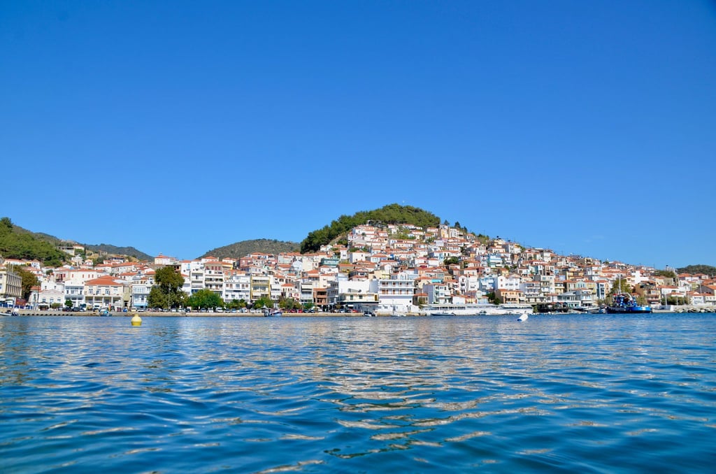 Schmiegt sich an die Küste der Insel Lesbos: der Ouzo-Ort Plomari.