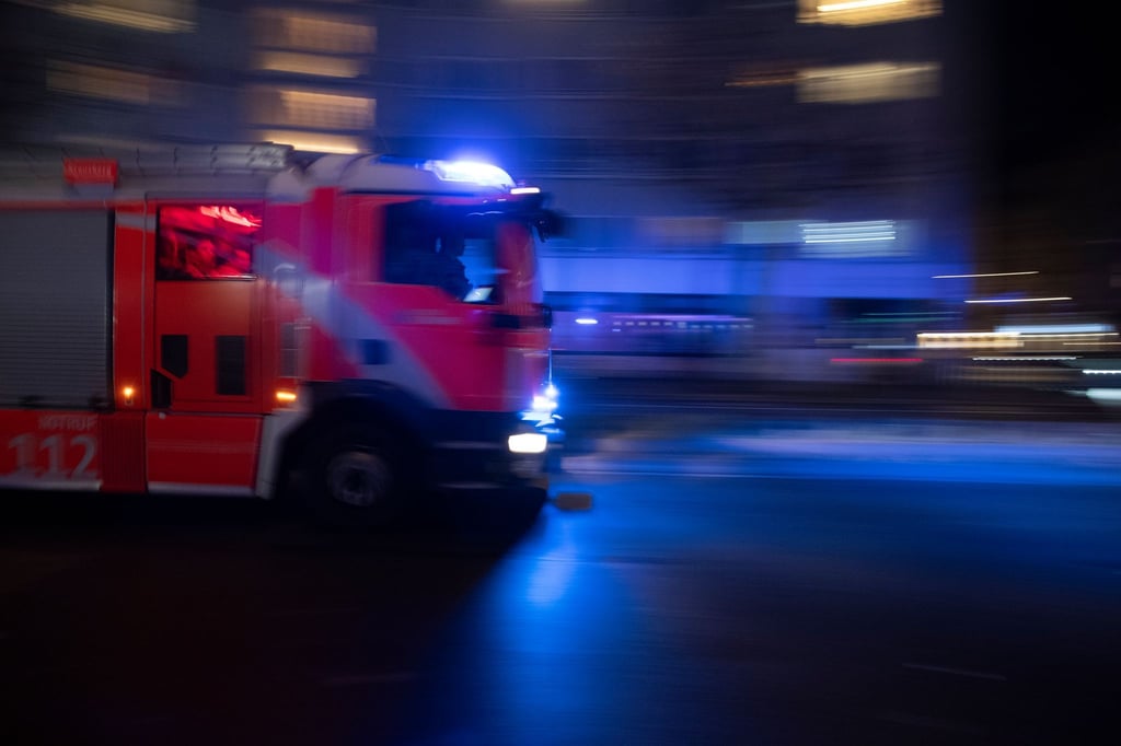In Berlin-Spandau ist eine Person bei einem Brand schwer verletzt worden. (Symbolbild)