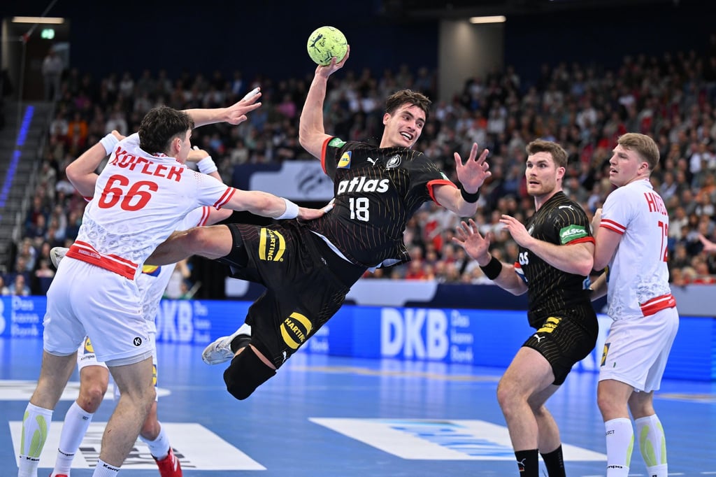 Julian Köster (M) übernimmt immer mehr Verantwortung bei den deutschen Handballern.