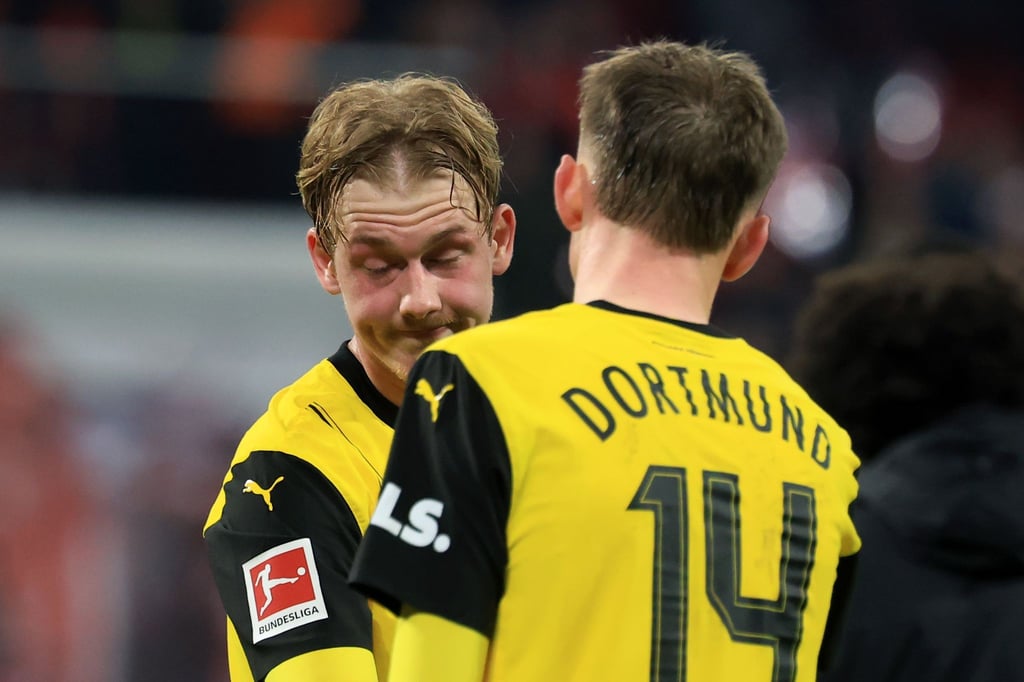 Julian Brandt (l.) und Maximilian Beier sind nach der Niederlage enttäuscht.