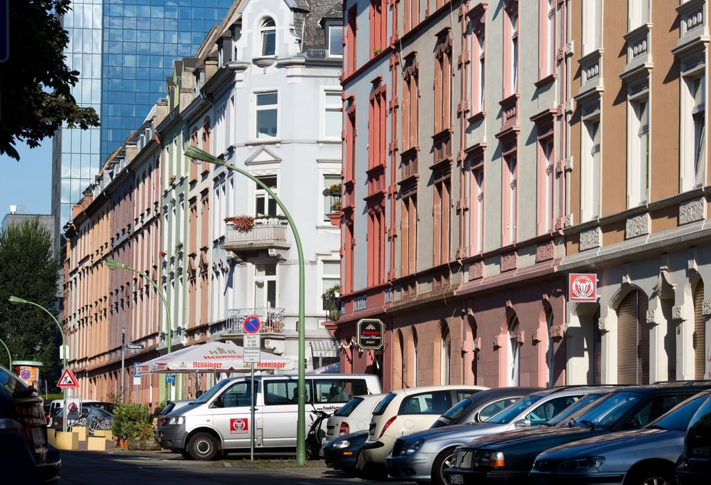 Die Mieten in Großstädten wie Frankfurt sind stark gestiegen und belasten Verbraucher. (Archivbild)