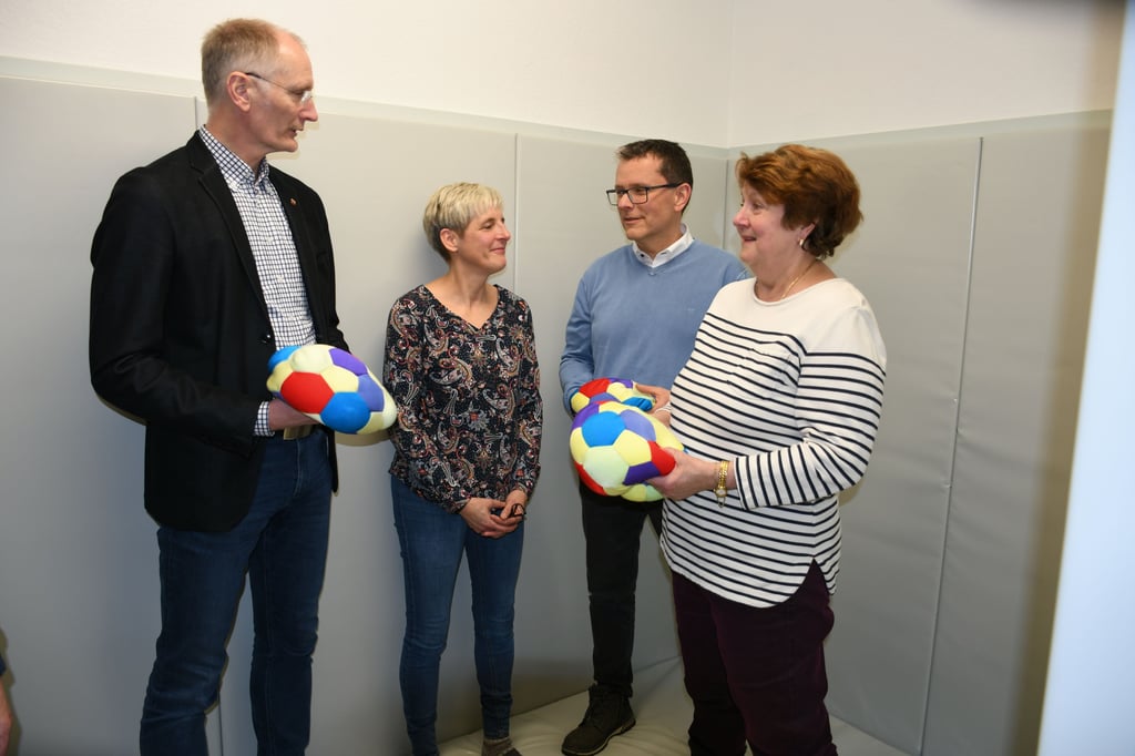 Bürgermeister Andreas Dittmann, Doreen Franke, Jörg Orlicek und Claudia Adolph (beide vom Lions Club, v. l.) zeigen sich begeistert von dem Austoberaum, der ab sofort von den Kindern genutzt werden kann.
