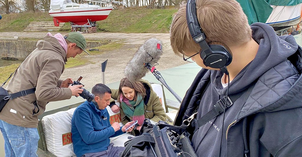 Hafenbar-Betreiber Benjamin Böhme berichtet einem Fernseh-Team um Redakteurin Anika Tietze von den Ereignissen rund um die Messerattacke an der Hafenstraße in Burg. Am Tag der Tat erhielt er Nachrichten vom Täter.