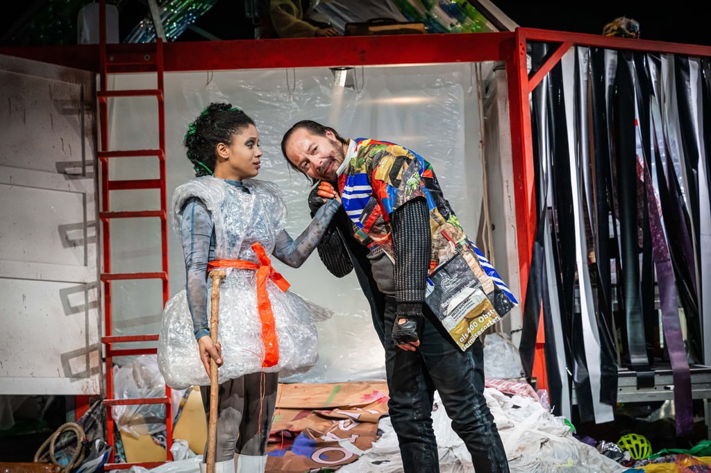 "Sturm" am Neuen Theater in Halle: Miranda (Gloria Odosi) verabschiedet sich von ihrem übermächtigen Vater, dem Zauberer Prospero (Harald Höbinger).