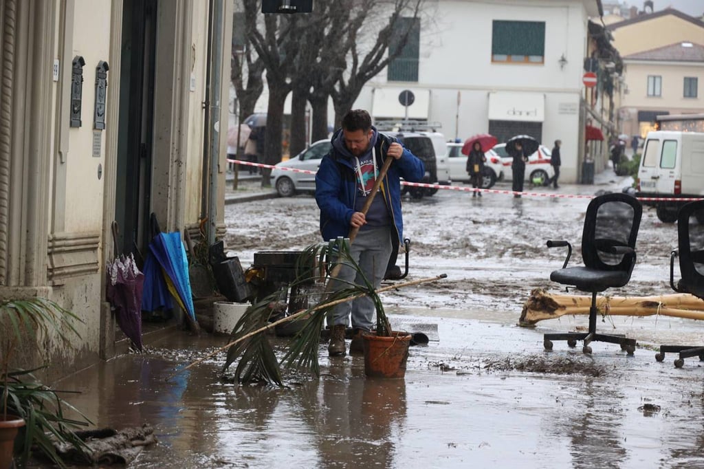 Verschlammte Häuser, blockierte Straßen und Stromausfälle - die schweren Unwetter der vergangenen Tage haben in Mittel- und Norditalien eine Spur der Verwüstung hinterlassen.