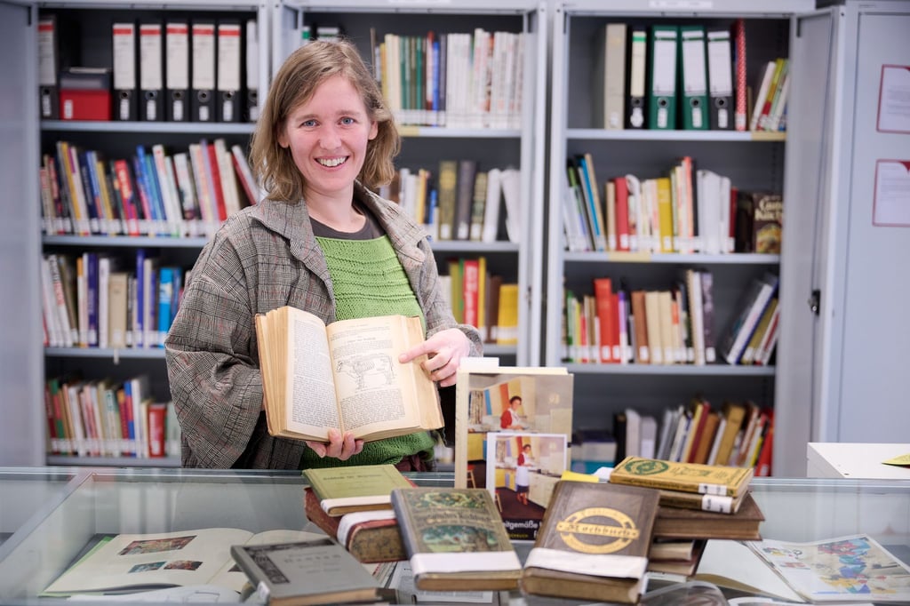 Das älteste Rezeptbuch in der Deutschen Kochbuchbibliothek ist etwa 300 Jahre alt. Museumsleiterin Mira van Leewen stellt es vor.