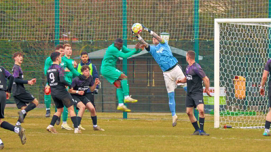 Edelweiß-Torwart Robby Richter (blau) konnte sich auf seine Vorderleute verlassen und behielt eine blütenweiße Weste beim 4:0 gegen Zeitz.