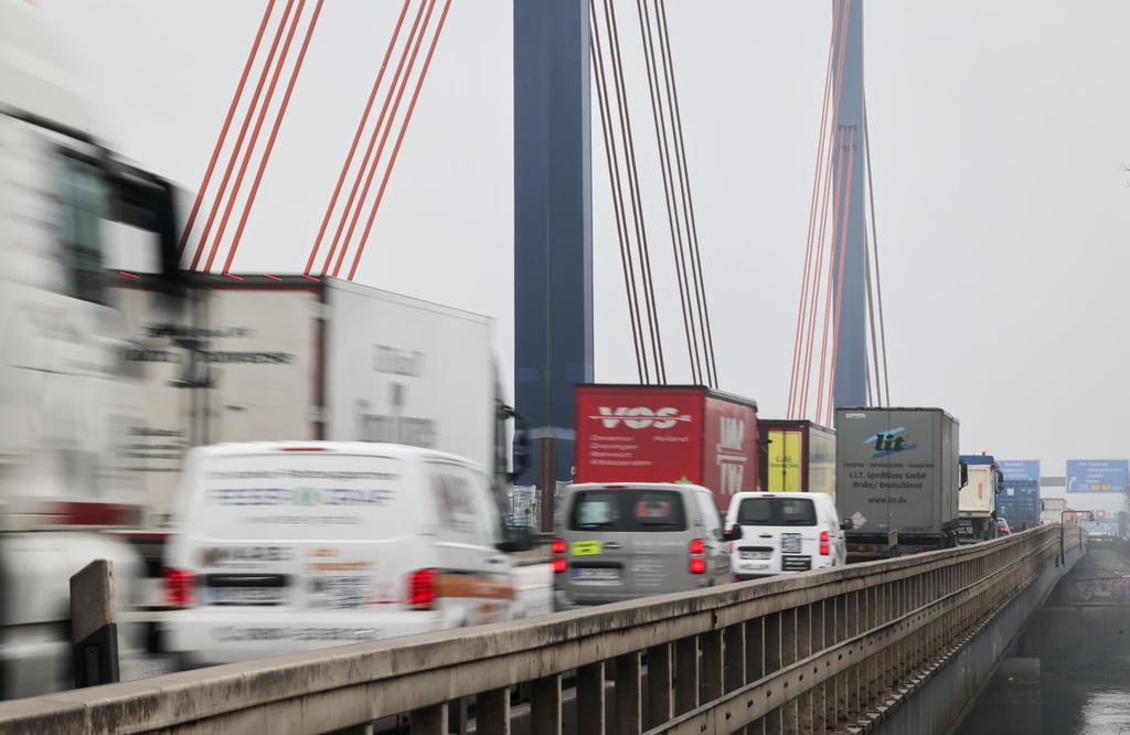 Nach Aufhebung der Vollsperrung müssen Autofahrer auf der A1 weiter mit Staus vor der Norderelbbrücke rechnen.