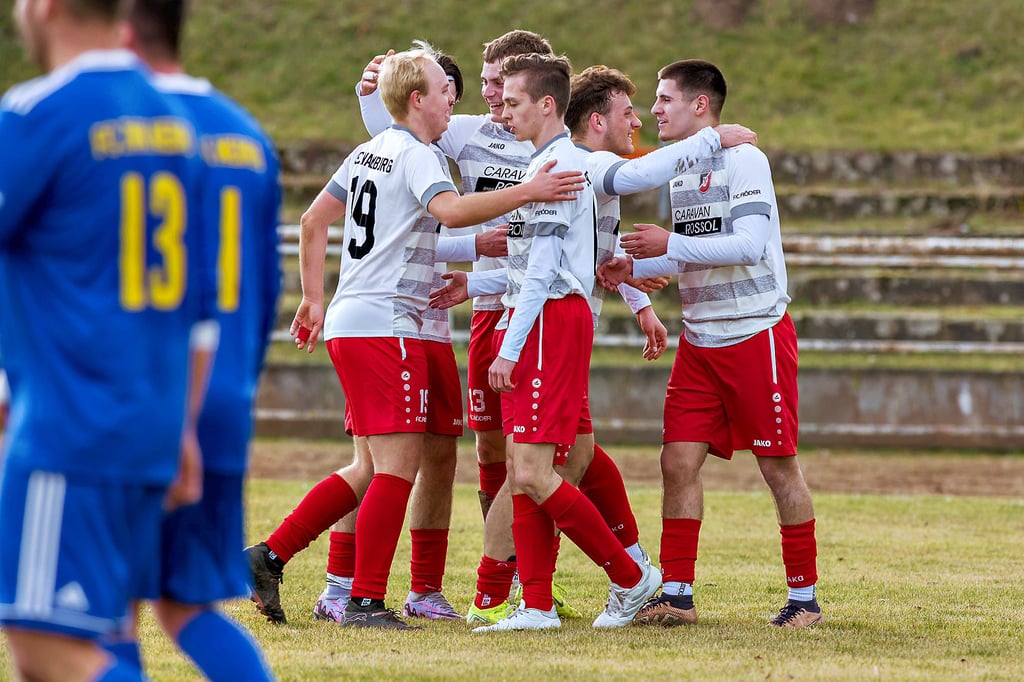 Die Naumburger Reserve bejubelt im Kreisoberliga-Regionalderby gegen den FC ZWK Nebra den Führungstreffer von Christian Werner (r.) – am Ende hieß es 2:1 für die Gastgeber, die ihren ersten Saisonsieg feierten.